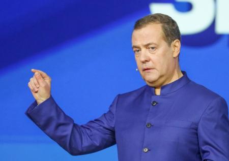 «Хор негодяев»: Медведев о стремлении Запада ввести войска на Украину