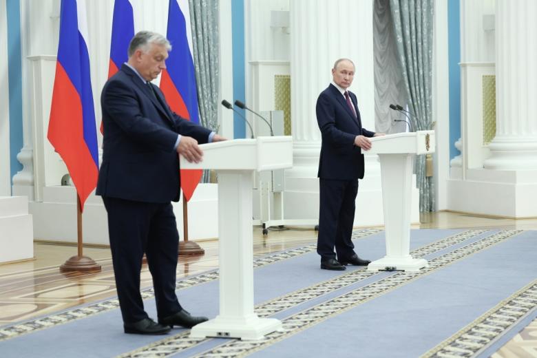 Президент РФ Владимир Путин и премьер-министр Венгрии Виктор Орбан (слева) на пресс-конференции после встречи в Москве