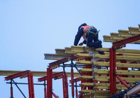 В Москве рабочий на стройке сорвался с высоты шестого этажа