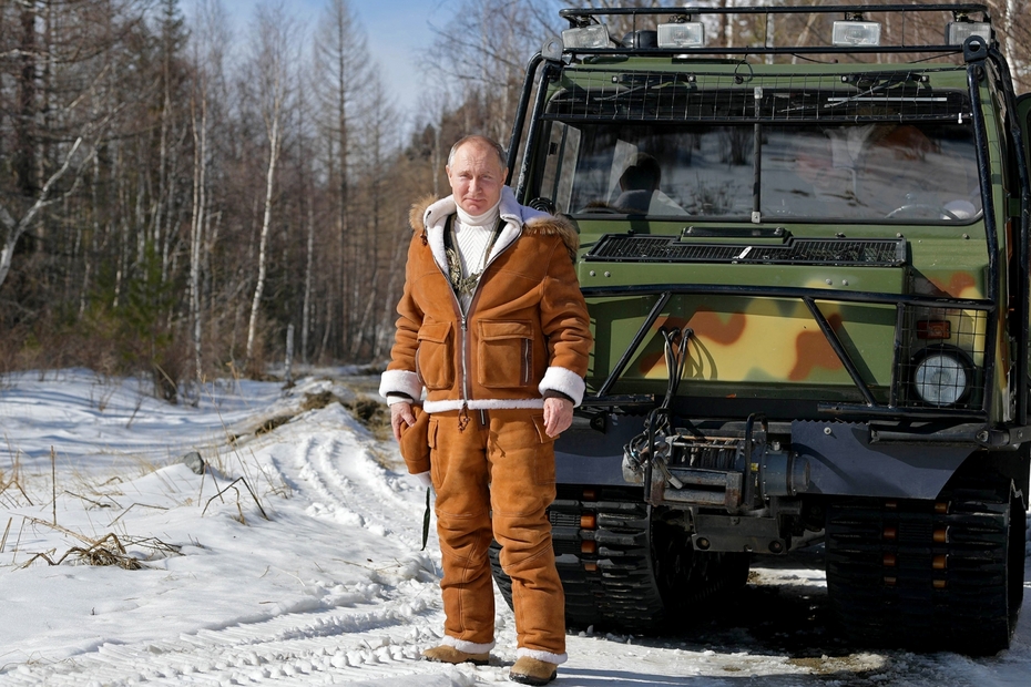 Президент России Владимир Путин у вездехода во время прогулки в тайге в Сибирском федеральном округе