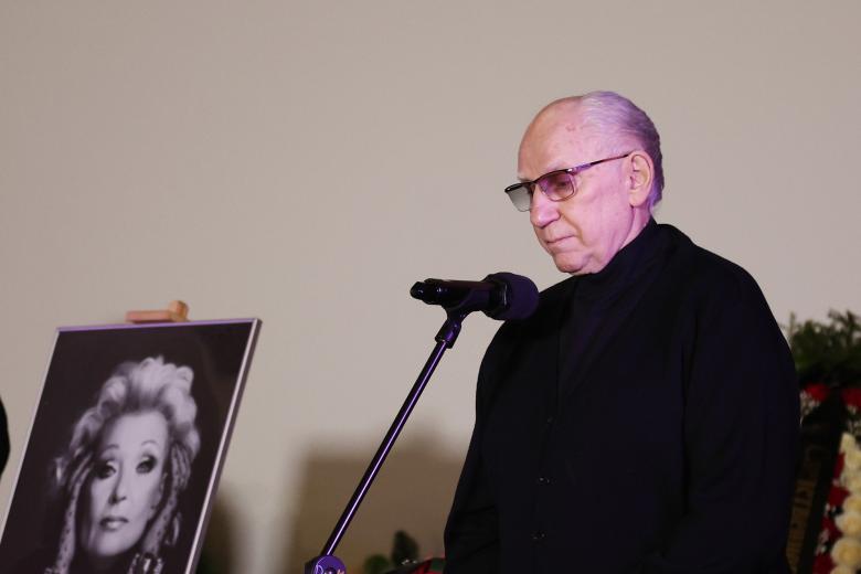 Валерий Баринов на церемонии прощания с актрисой Светланой Светличной