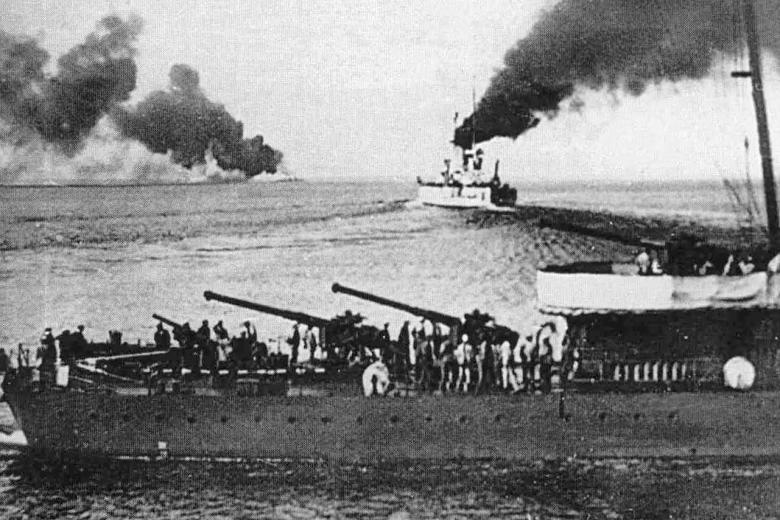 Линкор «Воля» уходит из Новороссийска 17 июня 1918 года. На переднем плане — оставшийся для затопления эсминец «Керчь»