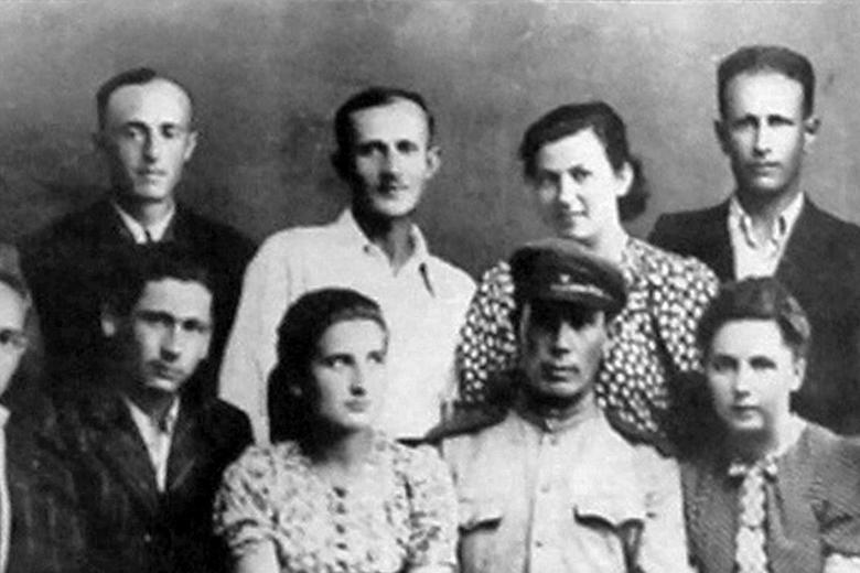 Выжившие в Собиборе. Леон Фельдгендлер — крайний справа