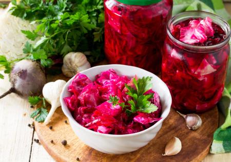 Маринованная капуста со свеклой — простой рецепт для любителей ПП