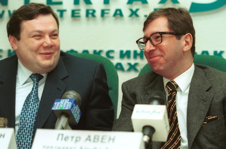 Президент Альфа-Банка Пётр Авен (справа) и председатель совета директоров Михаил Фридман (слева), 2005 год