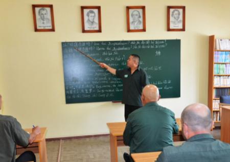 В Приморье осуждённый гражданин КНР начал обучать китайскому заключённых