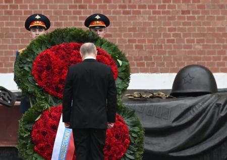 Путин возложил цветы к Могиле Неизвестного Солдата