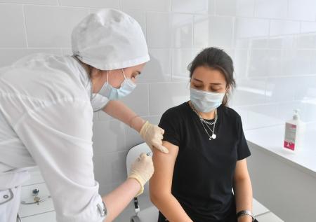 Более двух тысяч жителей Петербурга уже сделали прививку от COVID-19