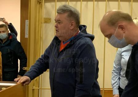 Задержанного за отказ надеть маску тренера удалили из зала суда за это же