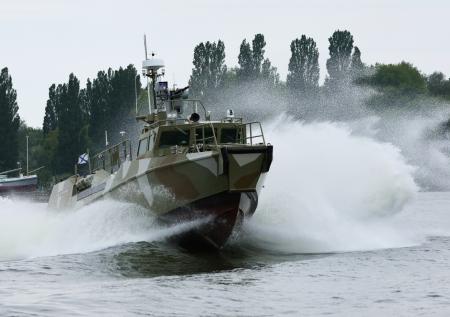 В параде ко Дню ВМФ России впервые принял участие женский экипаж