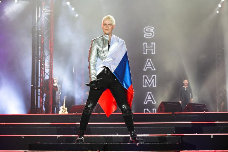 Певец SHAMAN выступает на фестивале «Таврида.АРТ» в бухте Капсель