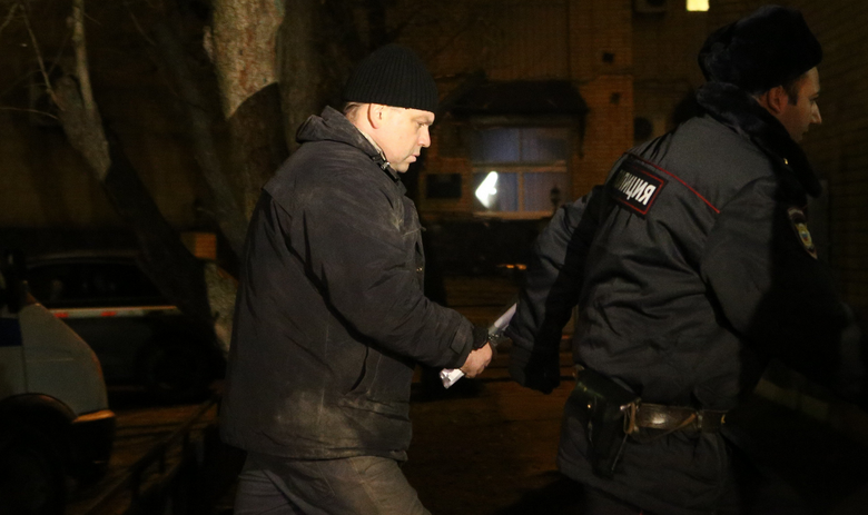 Илья Аверьянов и сотрудник полиции