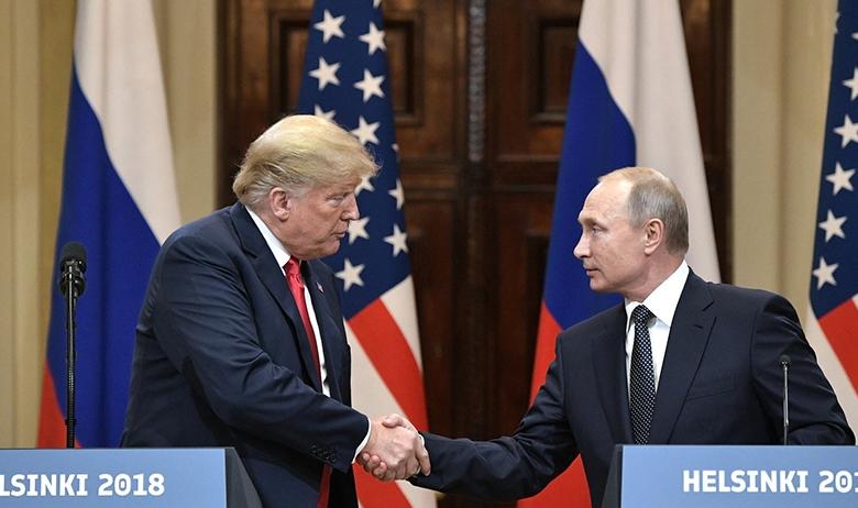 Президент России Владимир Путин с американским лидером Дональдом Трампом