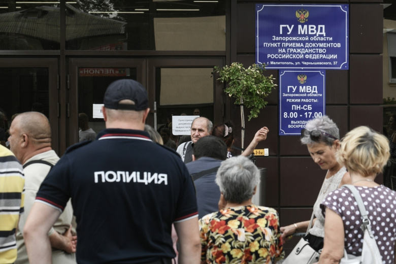 Люди возле здания ГУ МВД по Запорожской области в Мелитополе