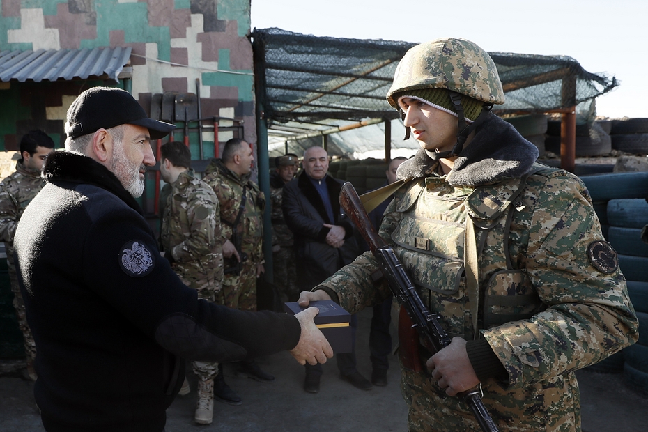 Никол Пашинян посещает боевые позиции Армении