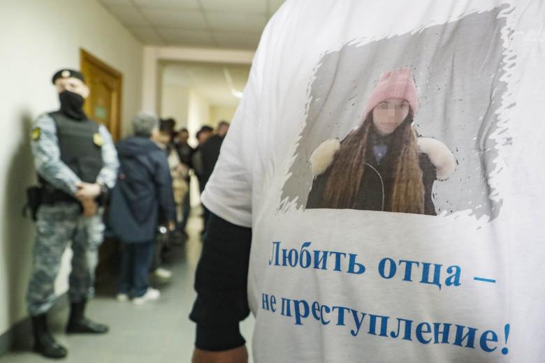 Россия. Тульская область. Ефремов. Роман, поддерживающий семью Москалевых, в футболке с портретом Маши Москалевой