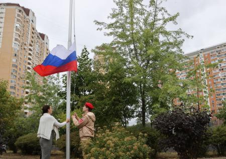 Российские школьники в День знаний подняли триколор и спели гимн
