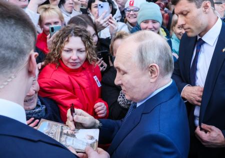Путин остановил кортеж и пообщался с местными жителями в Торжке
