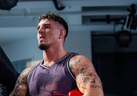 Спивак проиграл нокаутом Эспинолу на турнире UFC в Лас-Вегасе