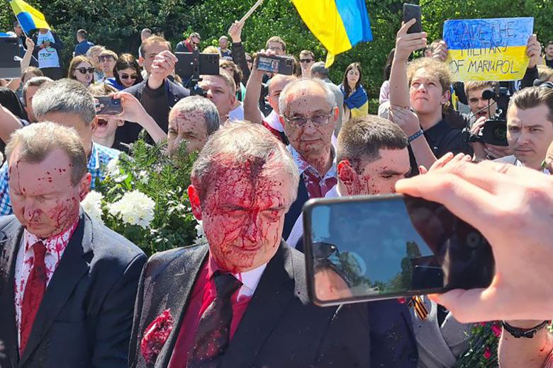 Польша. Варшава. Посол РФ в Польше Сергей Андреев, облитый краской во время возложения цветов на военном мемориальном кладбище советских солдат на улице Жвирки и Вигуры