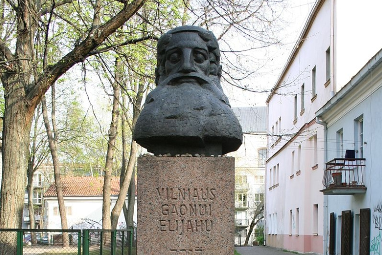 Памятник гаону Элияху в Вильнюсе