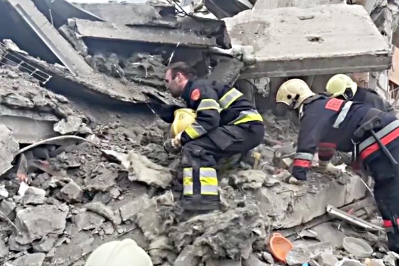 Сотрудники МЧС разбирают завалы на месте взрыва газа в жилом пятиэтажном доме на улице Сибирской в Нижнем Тагиле