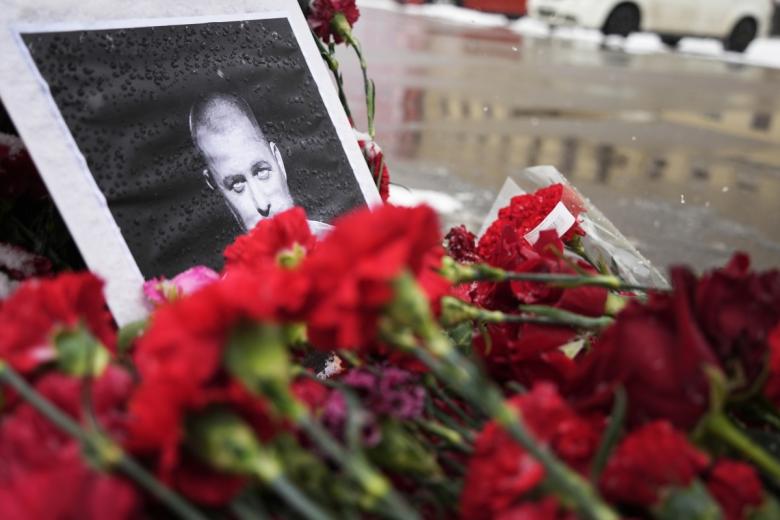 Цветы у кафе на Университетской набережной в Санкт-Петербурге, где накануне произошел взрыв, в результате которого погиб военкор Владлен Татарский (настоящее имя — Максим Фомин)