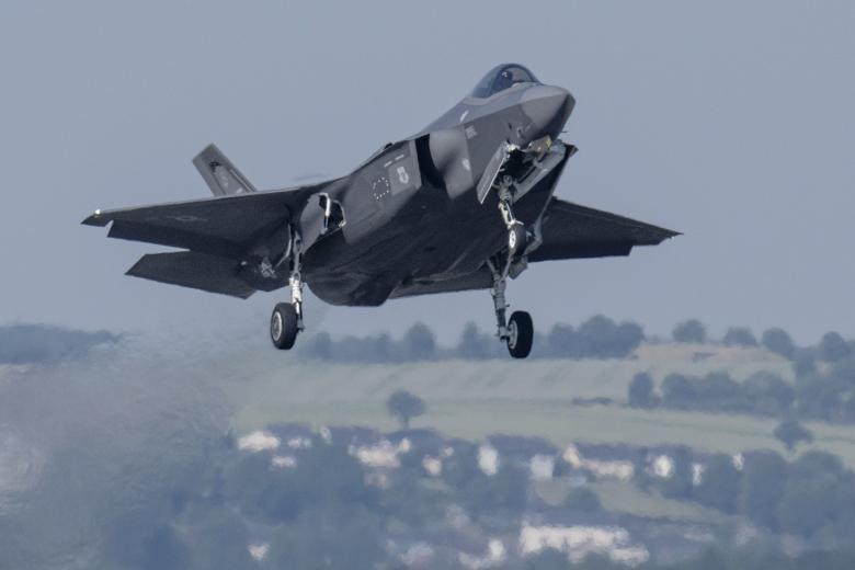 Истребитель F-35 ВВС США взлетает с авиабазы Шпангдалем во время учений Air Defender 2023