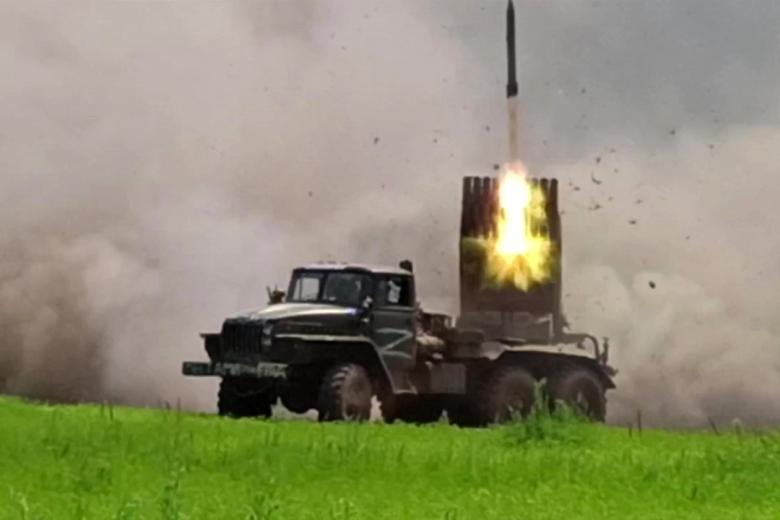 Работа реактивной системы залпового огня (РСЗО) «Град» в ходе специальной военной операции