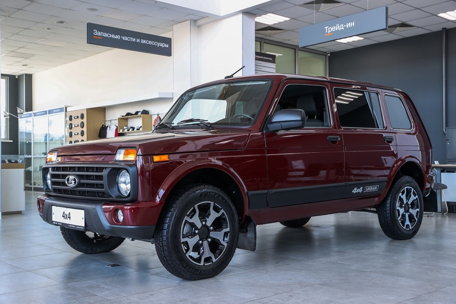 Автомобиль Niva Urban 4х4 в автосалоне дилерского центра Lada в Москве