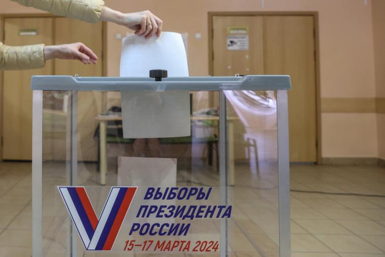 Люди во время голосования на выборах президента России