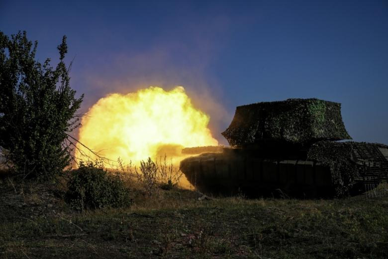 Танк Т-80 БВМ Центрального военного округа ВС РФ стреляет по позициям ВСУ