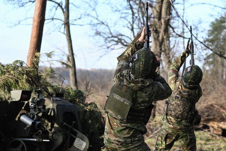 Военнослужащий ВС РФ боевого расчета гаубицы Д-30