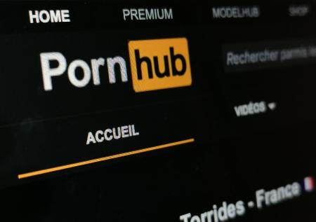 Ургант высмеял удаление миллионов порнороликов с Pornhub
