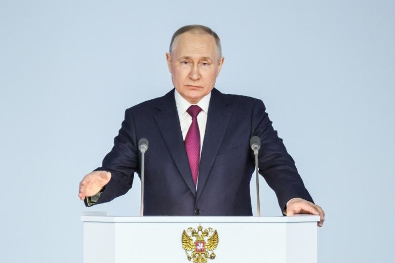 Президент РФ Владимир Путин во время выступления с ежегодным посланием Федеральному собранию РФ в Гостином Дворе