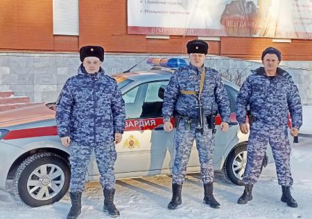 Росгвардейцы спасли пенсионеров из горящего дома на Урале