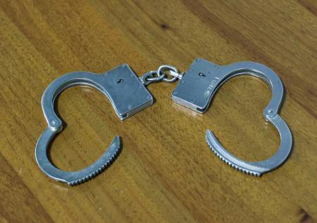 В Москве две девушки заковали друг друга в наручники и потеряли ключ