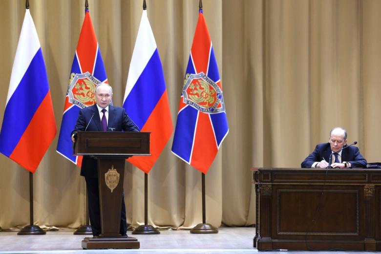 Президент РФ Владимир Путин на заседании коллегии Федеральной службы безопасности РФ. Справа - директор Федеральной службы безопасности (ФСБ) РФ Александр Бортников