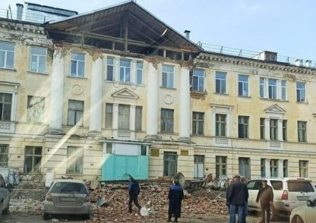 Чиновники не признали аварийной северскую больницу после обрушения фасада