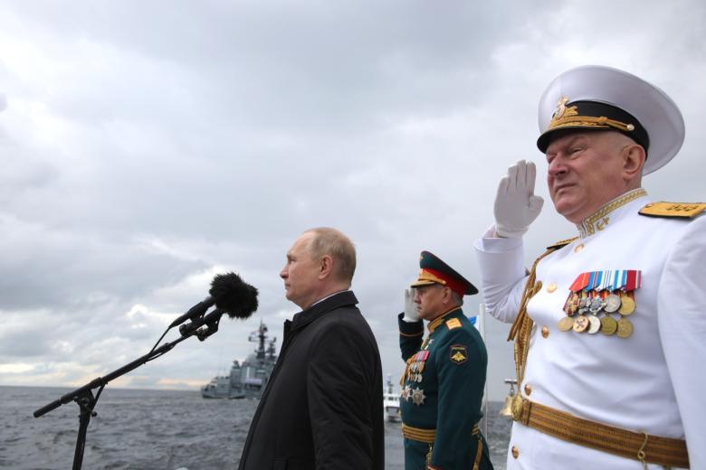 Владимир Путин с Министром обороны Сергеем Шойгу и главнокомандующим Военно-Морским Флотом Николаем Евменовым