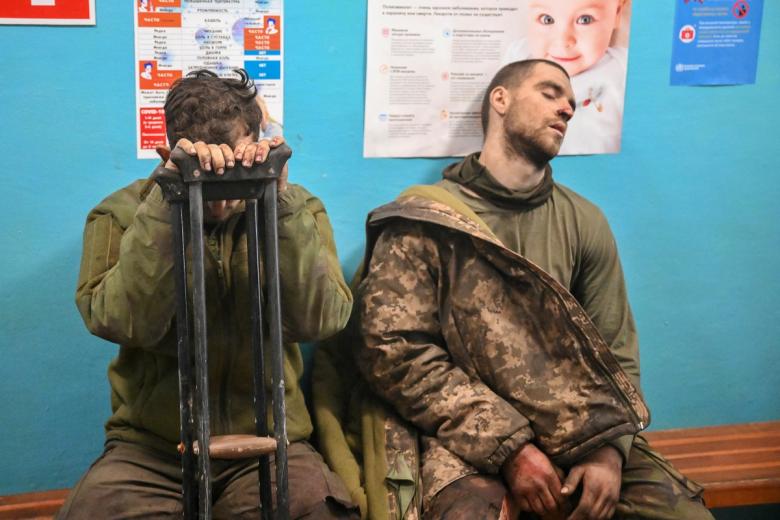 Военнослужащие Вооруженных сил Украины, сдавшиеся в плен в Мариуполе