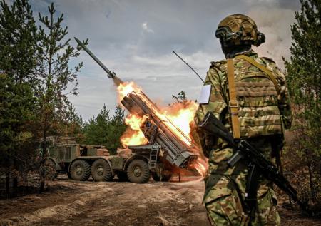 Российский «Ураган» разнес бронетехнику и склад боеприпасов ВСУ в зоне СВО