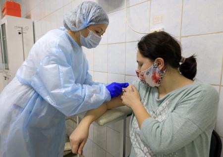 Максютов: участники испытаний не должны знать, получают вакцину или плацебо