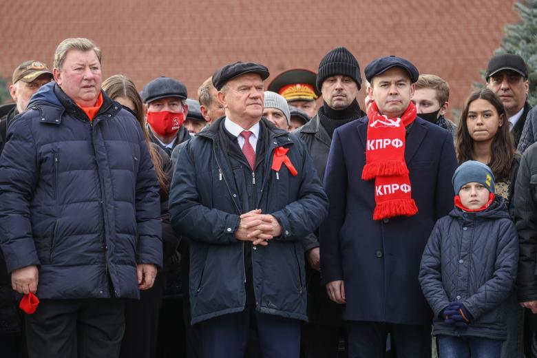 Геннадий Зюганов (в центре)