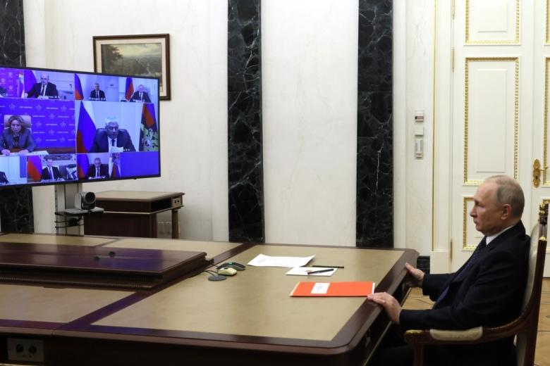 Владимир Путин в режиме видеоконференции провёл оперативное совещание с постоянными членами Совета безопасности