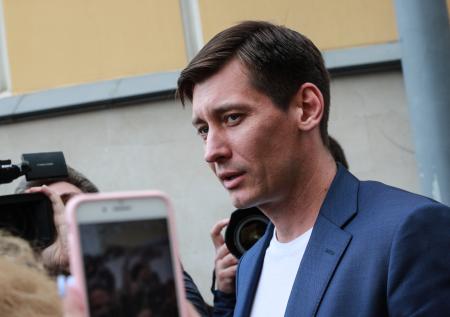 «Сложное решение»: Гудков объяснил свой отъезд из России