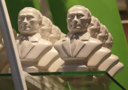 Россияне продают бюсты и «авторские портреты» Владимира Путина