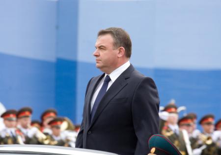 Сердюков заявил, что российская авиация в кризис «достигла дна»