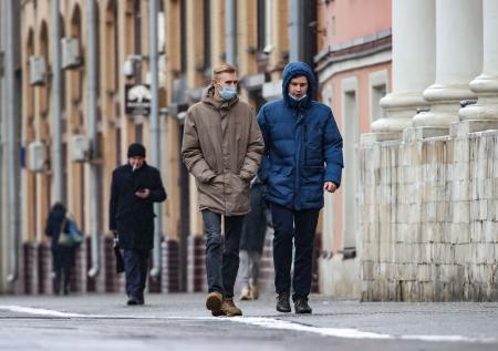 Роспотребнадзор объяснил продление масочного режима в Омской области