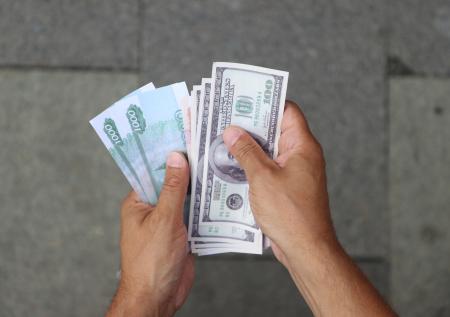 В Минэкономразвития рассказали, когда рубль ослабеет по отношению к доллару